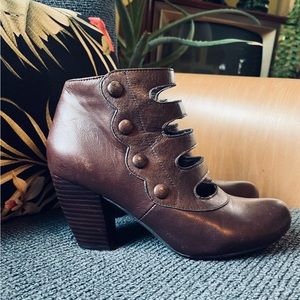 Miz Mooz Debra Button Side Booties Ankle Boots Brown Leather EUC size 7.5 EU 38